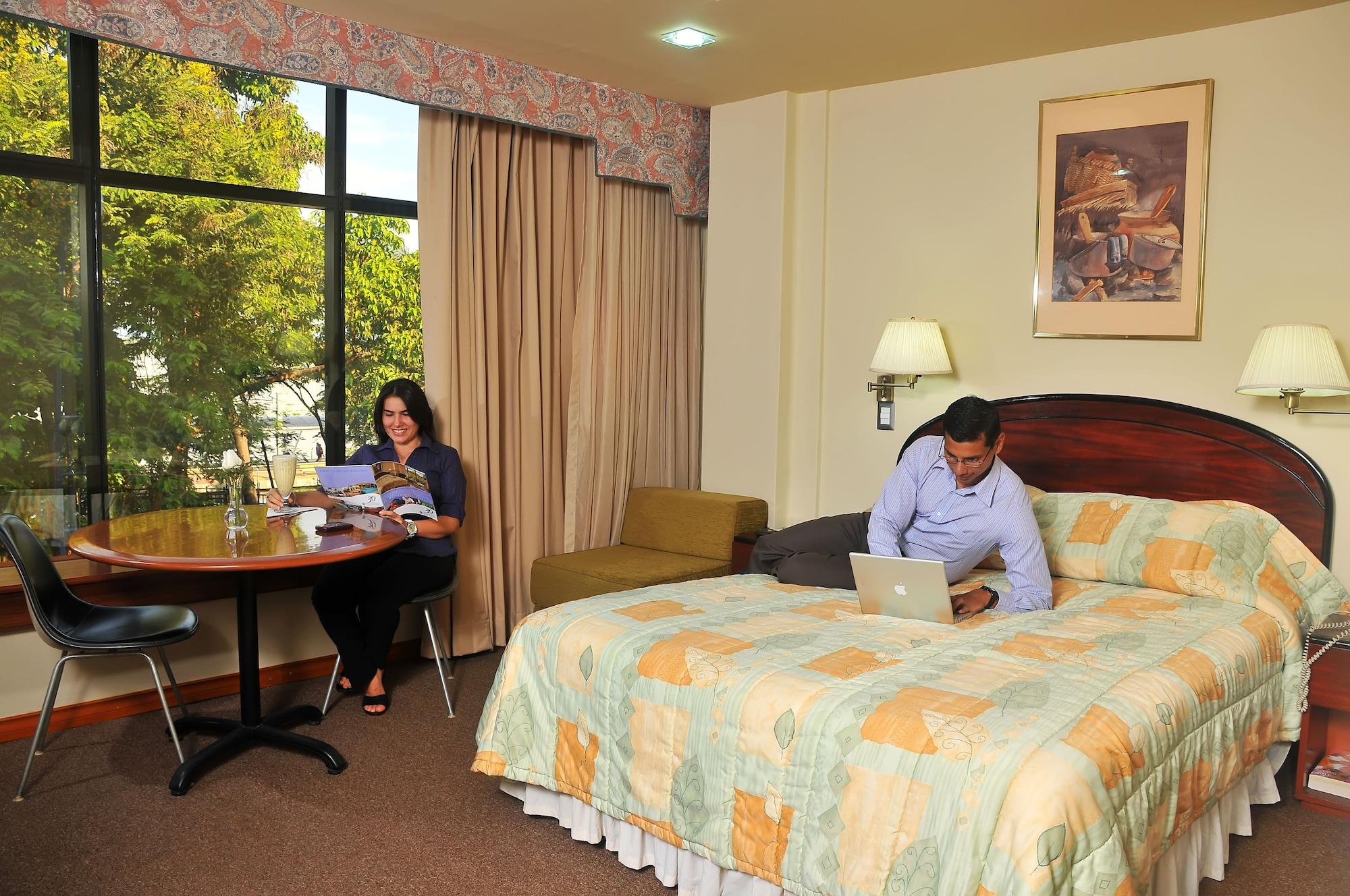 Hotel Ramada กวายากิล ภายนอก รูปภาพ