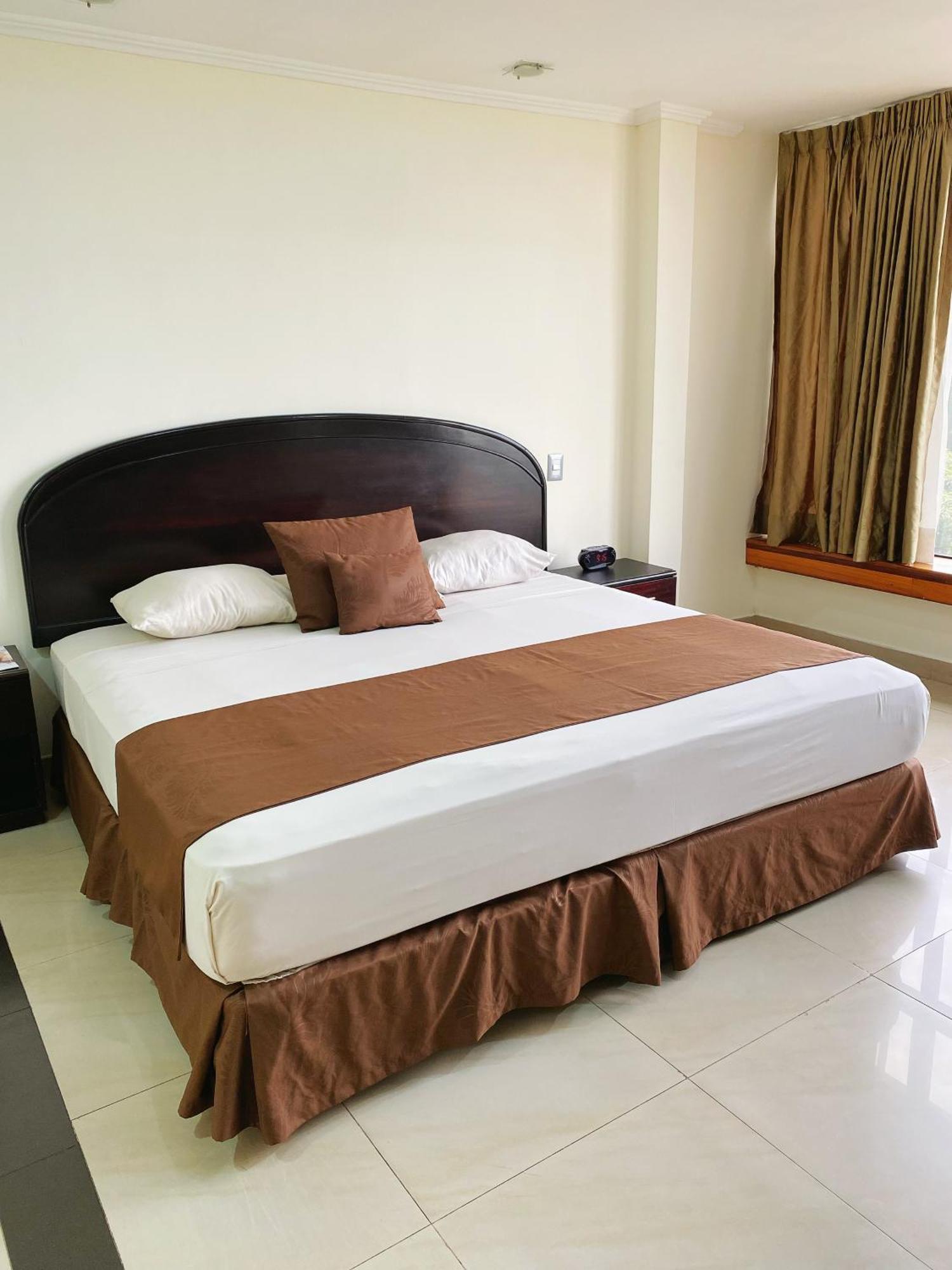 Hotel Ramada กวายากิล ภายนอก รูปภาพ